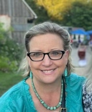 Elizabeth Holm headshot