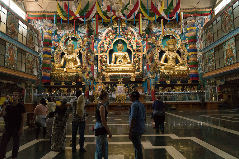 Students visiting a Buddhist temple.