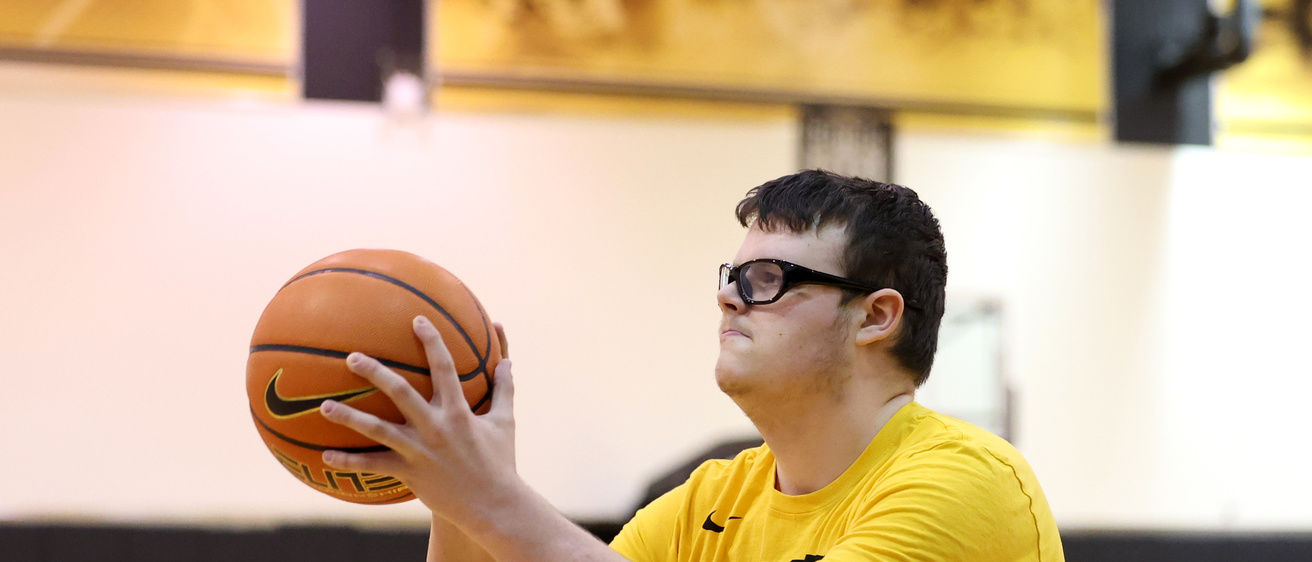 Cooper Reaves shoots a basketball. 