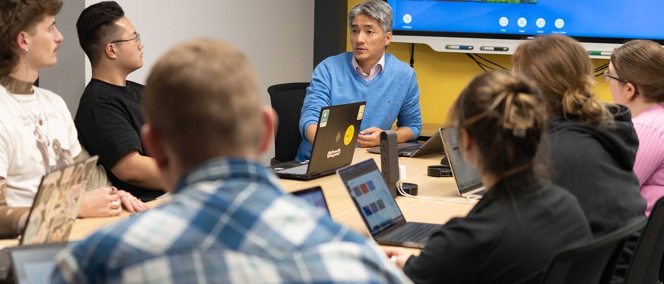 Associate Professor Yung-Wei Dennis Lin in class with Clinical Mental Health Counseling students