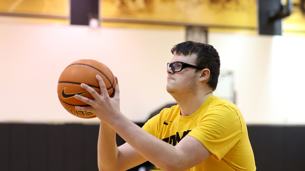 Cooper Reaves shoots a basketball. 