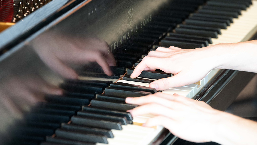 hands playing piano 