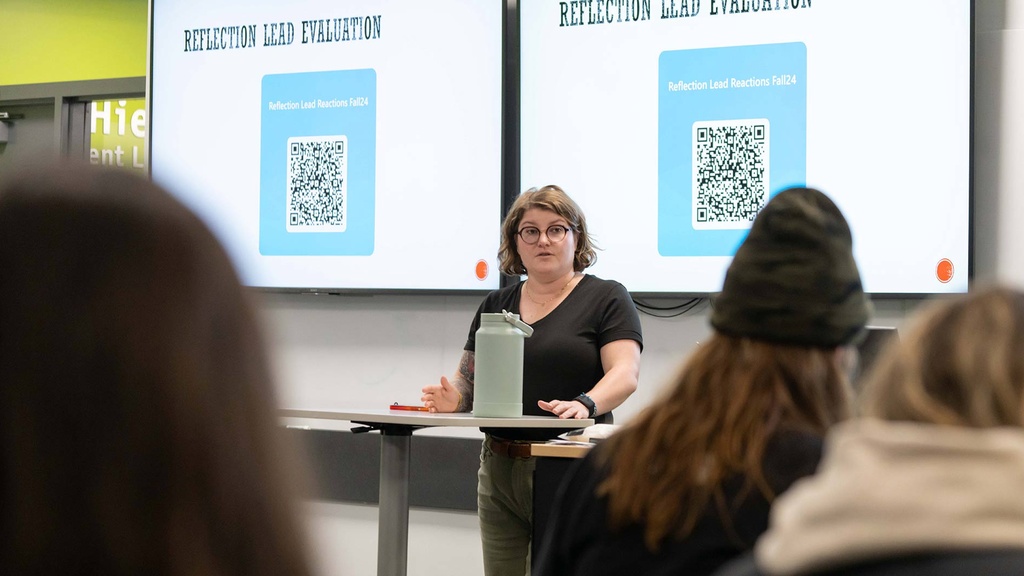 Assistant Professor Allison Levine leads a workshop for the veteran community